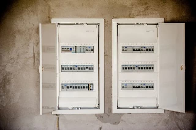 Rozdzielnica w Domu Jednorodzinnym: Jak Zaplanować Instalację? Rozdzielnica w Domu Jednorodzinnym: Jak Zaplanować Instalację?