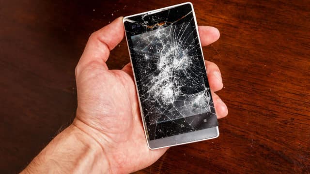 Jak naprawić pękniętą szybkę w telefonie: skuteczne metody i porady Jak naprawić pękniętą szybkę w telefonie: skuteczne metody i porady