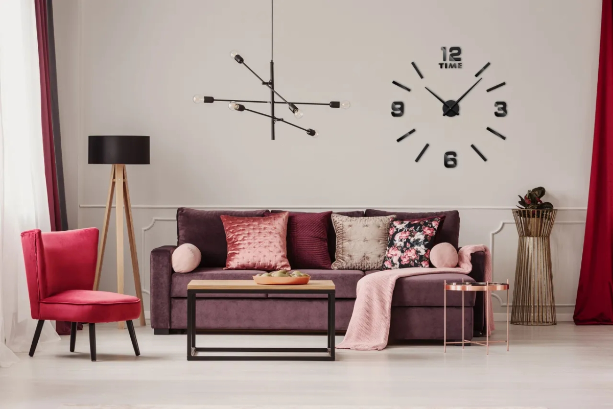 Zegar w salonie. Unikaj tych błędów przy wieszaniu!
