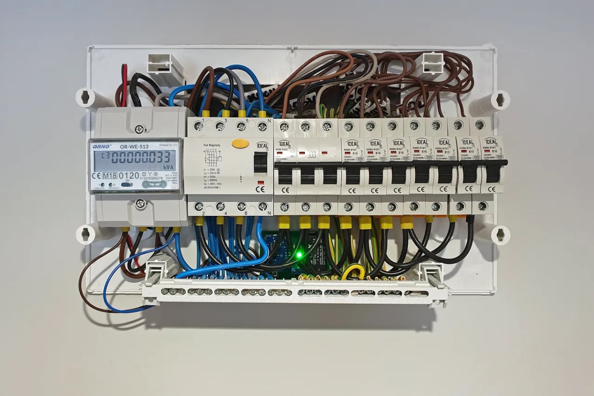Jak prawidłowo podłączyć licznik prądu: kompletna instrukcja dla elektryka