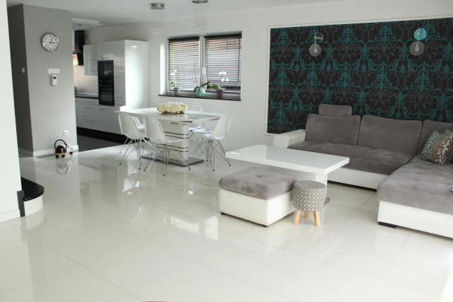 Płytki czy panele w salonie? Ekspert radzi, jak nie popełnić błędu Płytki czy panele w salonie? Ekspert radzi, jak nie popełnić błędu