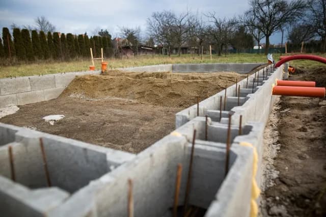 Jak łączyć zbrojenie w fundamentach, aby uniknąć błędów konstrukcyjnych Jak łączyć zbrojenie w fundamentach, aby uniknąć błędów konstrukcyjnych