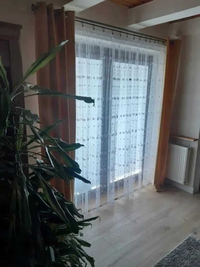 Jaki karnisz do salonu? 7 kluczowych porad przy wyborze Jaki karnisz do salonu? 7 kluczowych porad przy wyborze