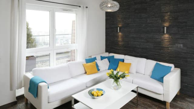 Czym ozdobić ścianę w salonie? 15 inspirujących pomysłów Czym ozdobić ścianę w salonie? 15 inspirujących pomysłów