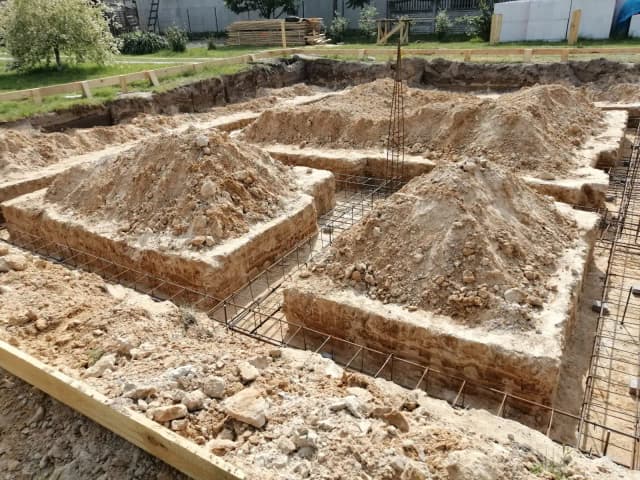 Fundament bez zbrojenia: czy to ryzykowne rozwiązanie dla budowy? Fundament bez zbrojenia: czy to ryzykowne rozwiązanie dla budowy?