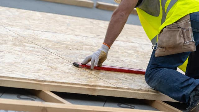 Jak dobrać idealną długość gwoździ do deskowania dachu i uniknąć błędów Jak dobrać idealną długość gwoździ do deskowania dachu i uniknąć błędów