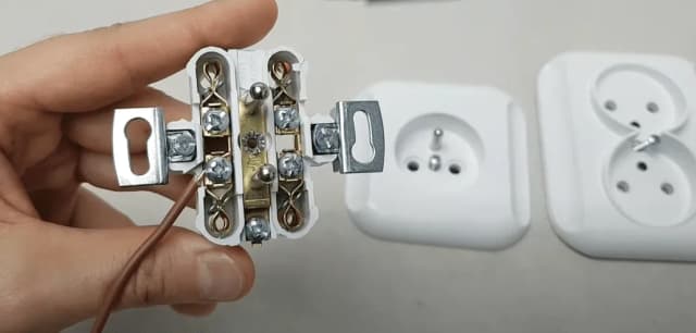 Jak bezpiecznie podłączyć gniazdko elektryczne podwójne i uniknąć błędów