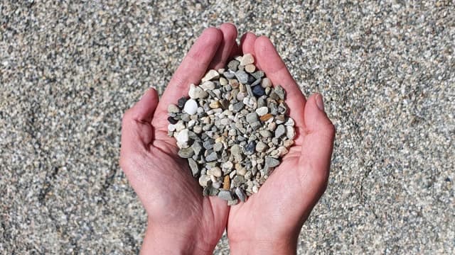 Ile kosztuje żwir płukany? Sprawdź ceny i wybierz najlepszy rodzaj Ile kosztuje żwir płukany? Sprawdź ceny i wybierz najlepszy rodzaj