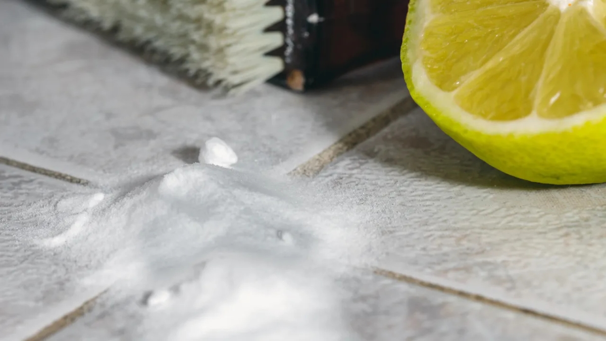 Skuteczne sposoby czym wyczyścić fugi w łazience: 5 sprawdzonych metod