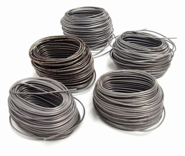 Drut wiązałkowy do zbrojenia – Kluczowe właściwości i zastosowania Drut wiązałkowy do zbrojenia – Kluczowe właściwości i zastosowania