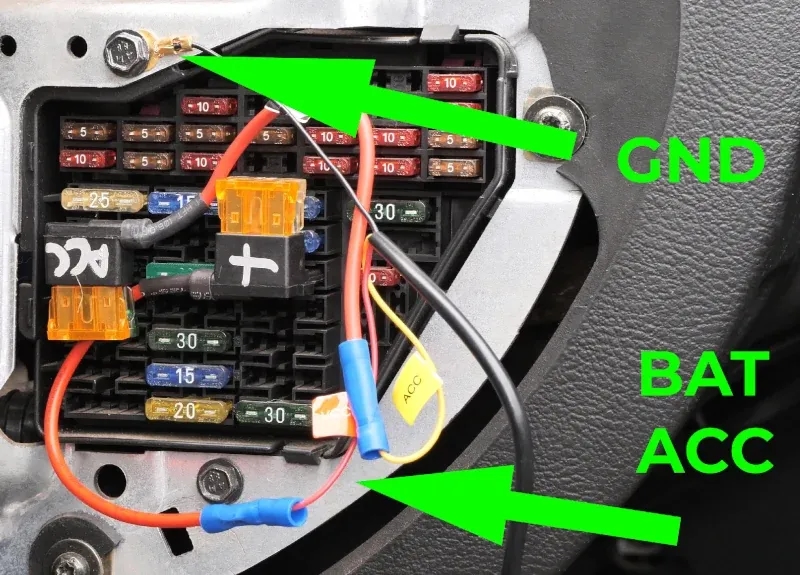 Poznaj prosty sposób na podłączenie wideorejestratora do bezpieczników w aucie