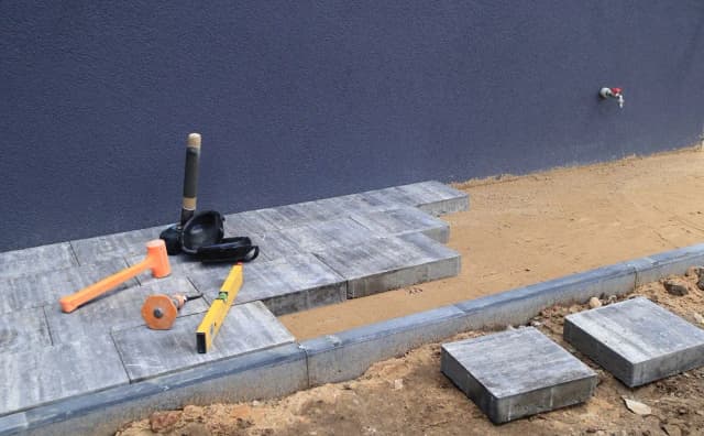 Piasek czy żwir pod kostkę brukową? Który wybrać, by uniknąć błędów i oszczędzić czas Piasek czy żwir pod kostkę brukową? Który wybrać, by uniknąć błędów i oszczędzić czas