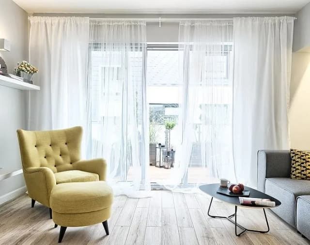 Jakie firanki do salonu? 10 porad na idealny wybór dekoracji Jakie firanki do salonu? 10 porad na idealny wybór dekoracji