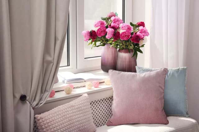 Piękny parapet w salonie: 5 genialnych sposobów na stylową dekorację Piękny parapet w salonie: 5 genialnych sposobów na stylową dekorację